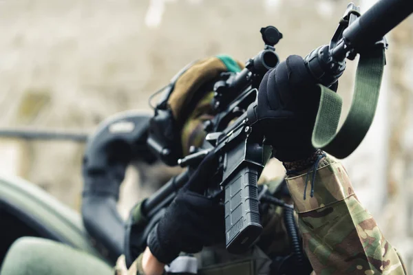 De cerca con las cargas destructivas del soldado femenino disparando — Foto de Stock