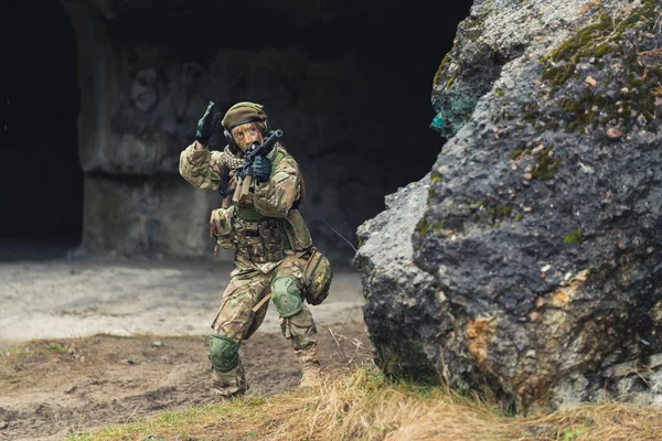 Lady Lieutenant geeft commandotekens aan regiment team — Stockfoto