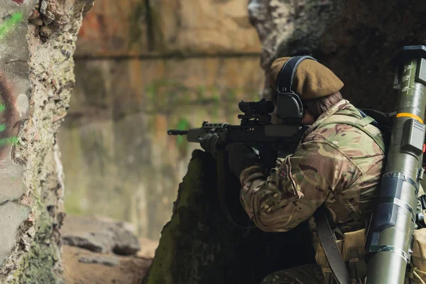 Robusto agarre firme sosteniendo una pistola de rifle automática como soldado novata —  Fotos de Stock
