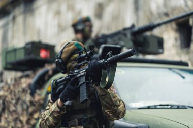 Pasif ateş, savaş alanında kurtarılacak kurbanlar arıyor.