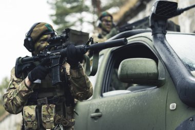 Bayan asker savaş alanında bilincini sorguluyor.