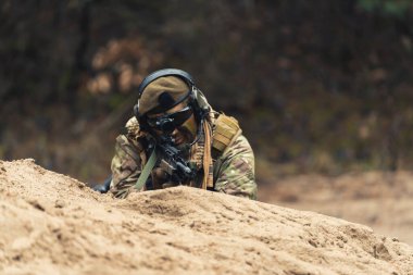 Tecrübeli bir askerin kısıtlı koruma pozisyonu 