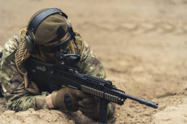 Sahadaki emektar askerin hedefi tam isabet. 