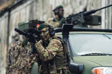 Nişan al ve telsizden çavuştan emir bekle. 