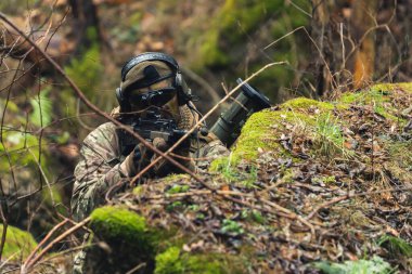 Kartal gibi keskin nişancı tüfeği ormanda kamufle edildi.