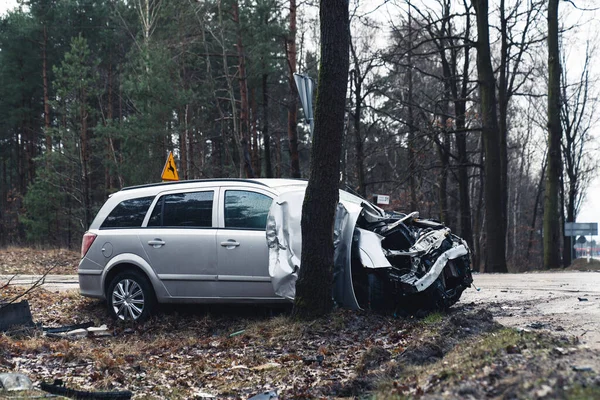 Μεγάλο οικογενειακό SUV συνετρίβη σε ένα οδικό ταξίδι στα περίχωρα της Βαρσοβίας — Φωτογραφία Αρχείου