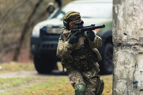 Gutsy heróica mulher mãe soldado indo tudo em seu trabalho — Fotografia de Stock