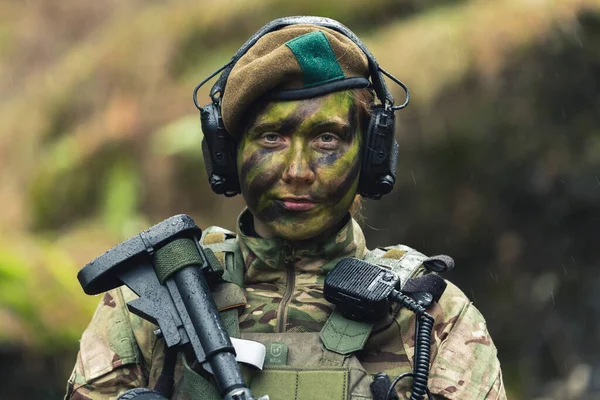 Koude, stoere vrouw soldaat die haar moederland dient — Stockfoto