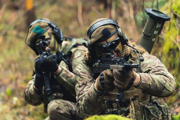 Marcando objetivos con munición como un equipo del ejército — Foto de Stock