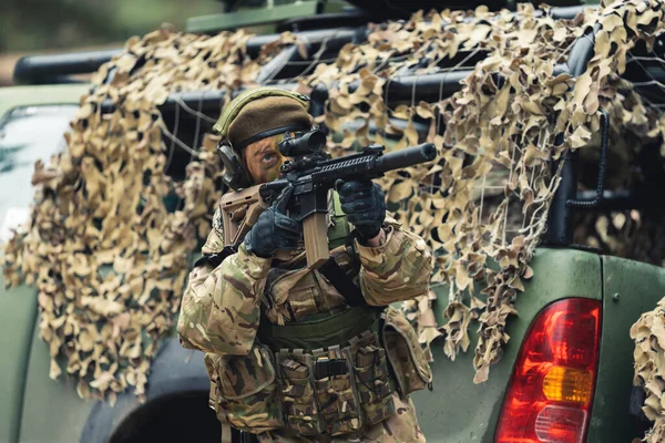 Duplo olho colher objetivo tarfet por novato senhora soldado — Fotografia de Stock