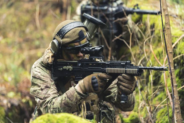 Training drill target practice with fully automatic military grade rifles — Stock Photo, Image