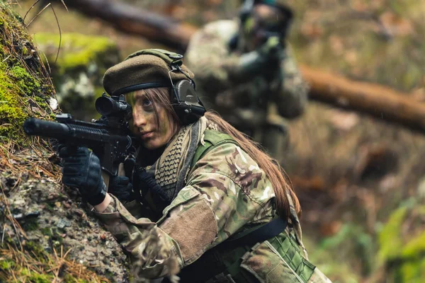 Heartless female general aiming to kill threat on battlefield — Stock Photo, Image