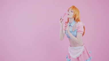Genç Kawaii Kızının Stüdyo Çekimi Sabun köpüğü Pembe Arkaplan