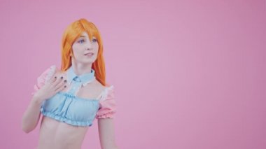 Reklamlardan etkilenen beyaz bir genç. Pembe arka plan. Yakın çekim stüdyo fotoğrafı.