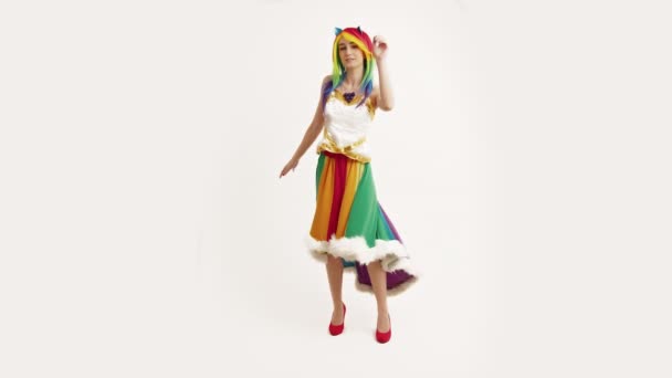 Cosplayer flirtet kaukasische Frau Rainbow Dash White Background Full Studio Shot — Stockvideo