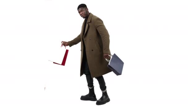 Afro-américain portant un sac-cadeau isolé sur fond blanc - plan complet — Video