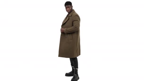 Serieuze zwarte man modelleren bruine vacht witte achtergrond - volledig schot geïsoleerd — Stockvideo
