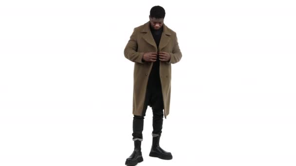 Afroamericano sacudiendo el modelo de abrigo fondo blanco - tiro completo aislado sobre fondo blanco — Vídeos de Stock