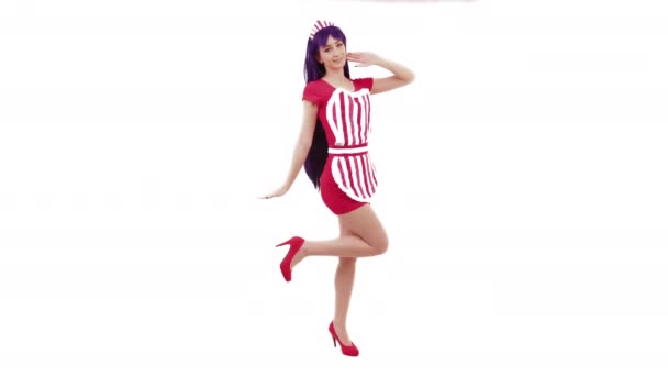 Флиртующая кавказская молодая девушка позирует и поднимает ногу белый фон Полный студийный снимок — стоковое видео
