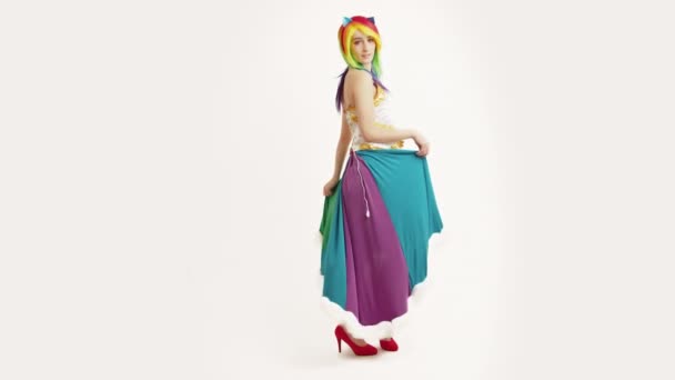 Mignon caucasien flirt cosplayer jouer avec son jupe blanc fond plein studio shot — Video