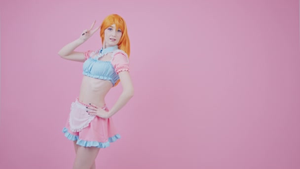 甜甜的适合高加索女服务员手势和平标志在粉色背景中的中长镜头 — 图库视频影像