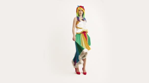Arcobaleno tratteggio cosplay caucasico donna flirtare bianco sfondo completo studio colpo — Video Stock