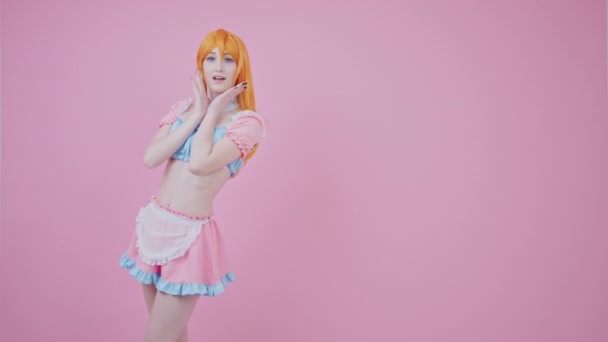 ショックで興奮したアジア系赤髪の女性の広告コピースペース上ピンクの背景アメリカのショット — ストック動画