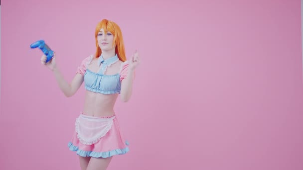 Pazzo cosplayer caucasico ragazza ha vinto gioco con joystick isolato pastello rosa sfondo — Video Stock
