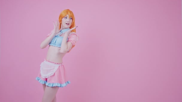 Сексуальна біла жінка шокована здивованим виразом з оголеним животом і пастельними двома шматочками на рожевому фоні середнього довгого студійного пострілу — стокове відео