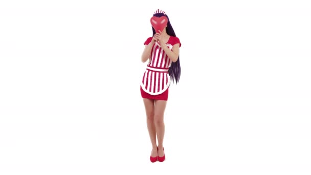 Flirtování běloška Žena Cosplayer Sailor Mars se srdcem bílé pozadí Full Studio Shot — Stock video