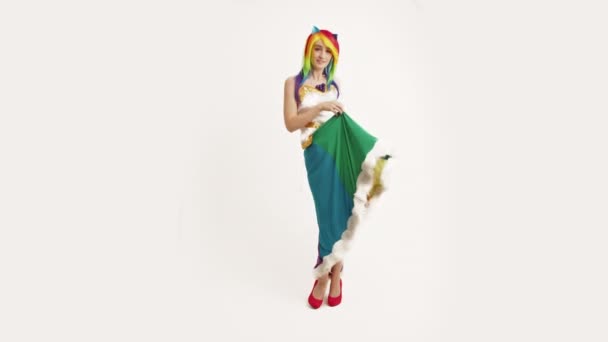 Donna europea Cosplayer Dancing Rainbow Dash Sfondo bianco Full Studio Shot — Video Stock