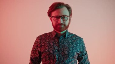 Genç Avrupalı girişimci, modern gözlüklerine dokunan desenli gömlekli stüdyo fotoğrafı.