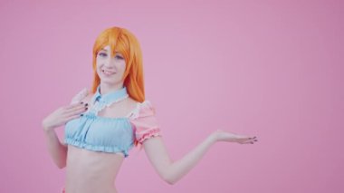 Pembe arkaplan üzerine yakın plan çekimini kopyala Zencefilli Cosplayer