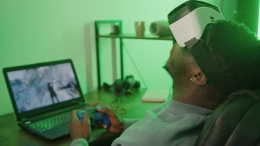 VR kulaklıklı siyah adam. Geçmişi bulanık. Yakın çekim.