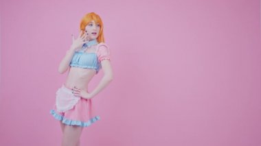 Pastel elbiseli genç kız pembe arka planda iki adet fotokopi alanı çekince çok şaşırdım.
