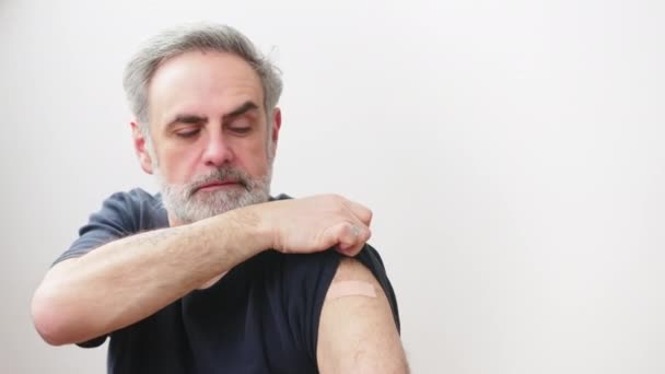 Imunização dos idosos - homem caucasiano mostrando o braço de vacinação - remendo influenza — Vídeo de Stock