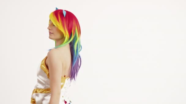 Европейская девушка с красочными волосами поворачиваясь и флиртуя средняя студия выстрелил белый фон — стоковое видео