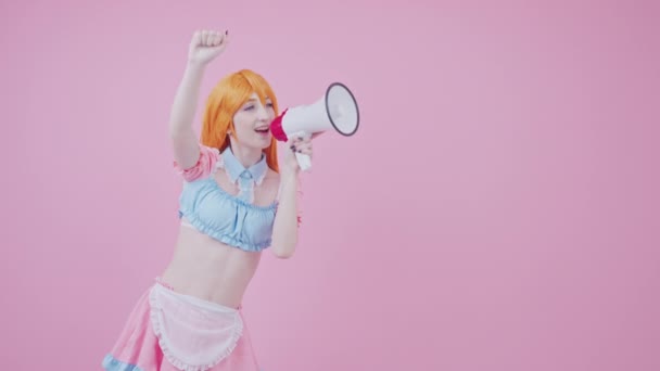 Νεαρή Ginger-Haired Teenager παλεύει για τα δικαιώματά της τραγουδώντας μέσω Megaphone Medium Long Studio Shot — Αρχείο Βίντεο
