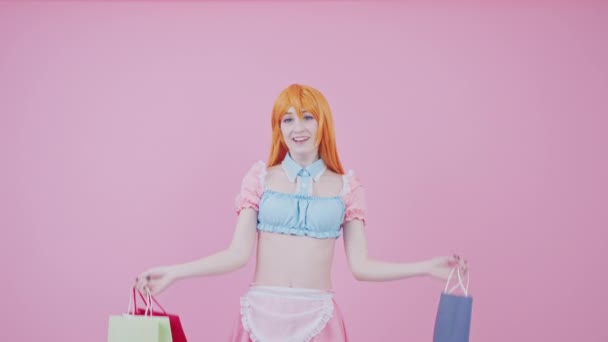 Pastell slinkily klädd kvinna i 20-årsåldern som älskar försäljning efter shopping spree medium lång studio skott — Stockvideo