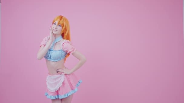 Jovem caucasiano flerte menina cosplayer cópia espaço anúncio médio longo estúdio tiro rosa fundo — Vídeo de Stock