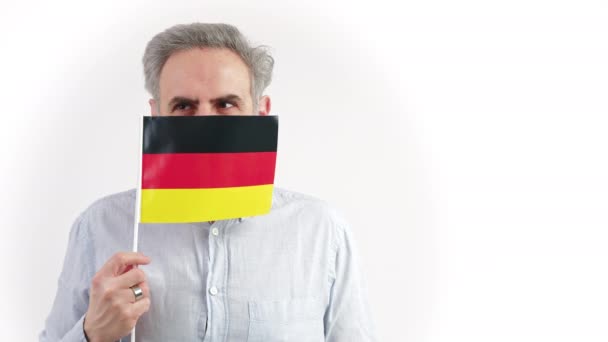 40 caucásico hombre escondido detrás de la bandera de Alemania y mirando a su alrededor — Vídeos de Stock