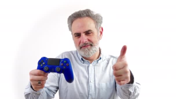 Homem de meia idade segurando o controlador gamepad - isolado no fundo branco — Vídeo de Stock