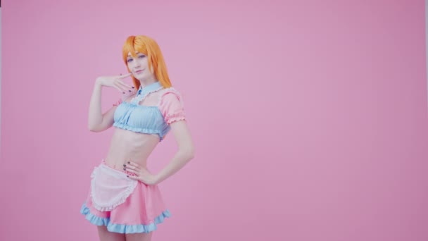 Jovem modelo feminino posando e tocando seu quadril usa top de cultura e saia rosa curto com avental isolado médio longo estúdio tiro — Vídeo de Stock