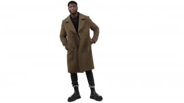 Homme africain, ajustement nouveau manteau d'hiver brun - fond blanc isolé — Video