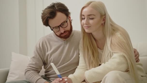 若い夫婦は妊娠検査の結果を心配し、お互いを心配そうに見て — ストック動画