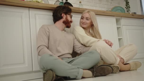 Millenniumi európai pár ül a földön, elmélkedve, és hogy intim. — Stock videók
