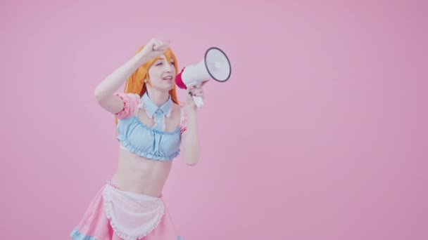 Youthful European Cheerleader Cosplayer με Megaphone, Τραγουδώντας Medium Long Studio Shot ροζ φόντο — Αρχείο Βίντεο