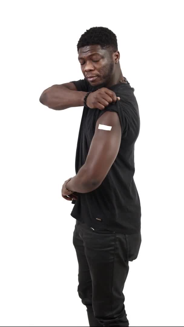 接种疫苗的黑人男子，手臂呈白色，背向后的肖像照片。 — 图库视频影像