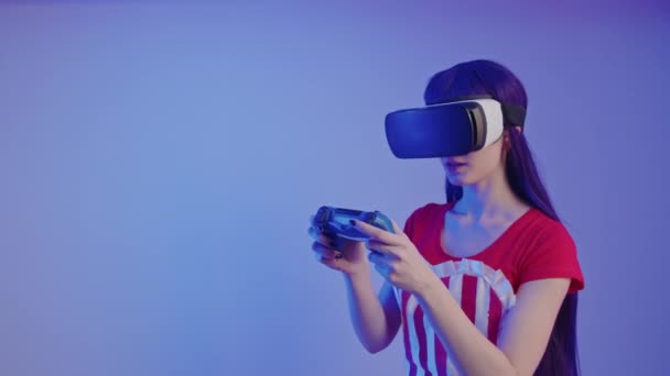 Adolescente caucasico ragazza giocatore vince facilmente VR partita partita medio studio colpo — Video Stock