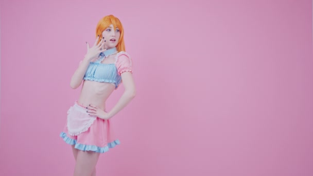 Positiv schockiert über Verkäufe junges Teenager-Mädchen in pastellfarbenem zweiteiligen Kopierraum über rosa Hintergrund amerikanische Aufnahme — Stockvideo